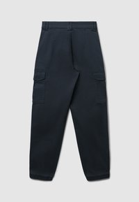 Marine Cargo-Hosen mit lockerer Passform, elastischen Bündchen, zwei seitlichen Taschen und einem robusten Stoff, der minimalistische Nähte und eine glatte Textur aufweist.