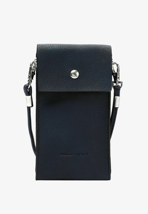Sac bandoulière en cuir bleu marine avec une finition texturée, fermeture à pression magnétique et accents en métal argenté. Equipé d'une sangle réglable.