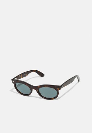 Schildpadbril met ronde montuur, groene glazen en metalen accenten. Van kunststof met een gladde textuur. Ontworpen voor casual gebruik.