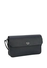 Clutch bag in pelle nera con superficie texturizzata, chiusura a patta, dettagli in metallo argentato e tracolla removibile. Forma compatta e rettangolare.
