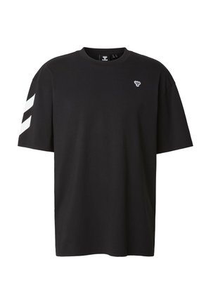 Czarny bawełniany t-shirt z krótkim rękawem, z małym logo na klatce piersiowej i dwoma białymi skośnymi paskami na lewym rękawie.