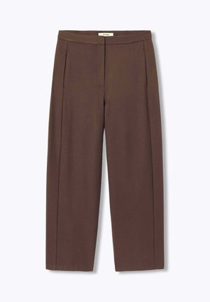 Pantalon droit marron avec poches latérales et détail de couture devant, conçu pour une coupe ajustée.