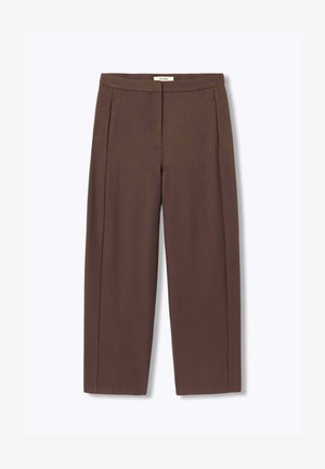 Pantalon droit marron avec poches latérales et détail de couture devant, conçu pour une coupe ajustée.