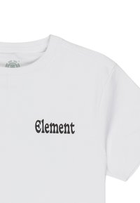Witte katoenen t-shirt met een ronde hals en korte mouwen. Aan de voorkant staat het woord "Element" in vetgedrukte zwarte letters.