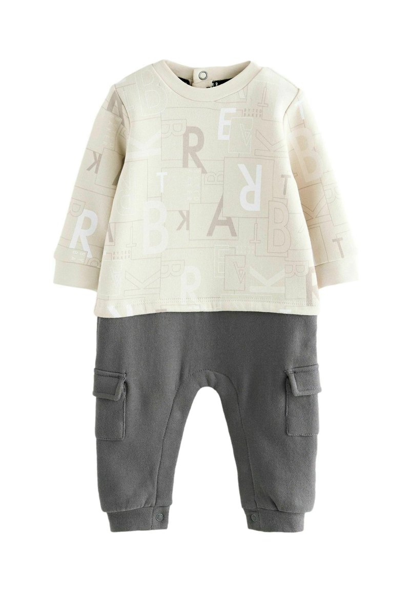 Jasno beżowy sweatshirt z wzorem literowym i szare dresowe spodnie z bocznymi kieszeniami. Miękki materiał z luźnym krojem i zapięciami na napy.