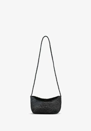 Borsa a tracolla nera intrecciata con silhouette curva, tracolla lunga intrecciata e finitura testurizzata. Design minimalista, adatta a varie occasioni.