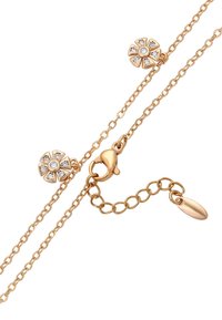 Collana in oro con pendente floreale che presenta una pietra centrale e accenti di diamante. Chiusura a gabbiano con catena di estensione per la regolazione della misura.