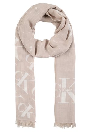 Lichtbeige sjaal met subtiele witte Calvin Klein logo print en franjes aan de uiteinden, losjes in een lus gewikkeld.
