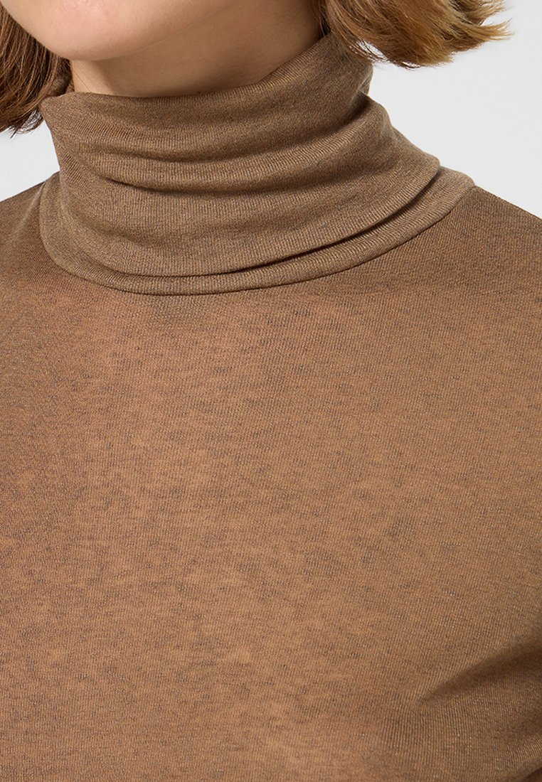 Maglione a collo alto marrone realizzato in tessuto morbido e elasticizzato, caratterizzato da una vestibilità rilassata e una texture sottile. Nessun motivo o dettaglio particolare.