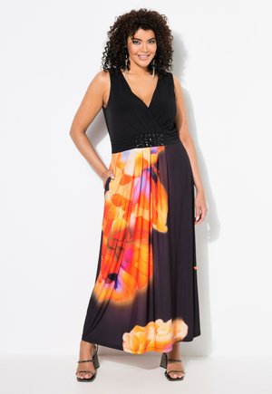 Lange zwarte jurk met een heldere bloemprint in tinten van oranje en roze. Heeft een v-hals en een getailleerde taille met decoratieve accenten.