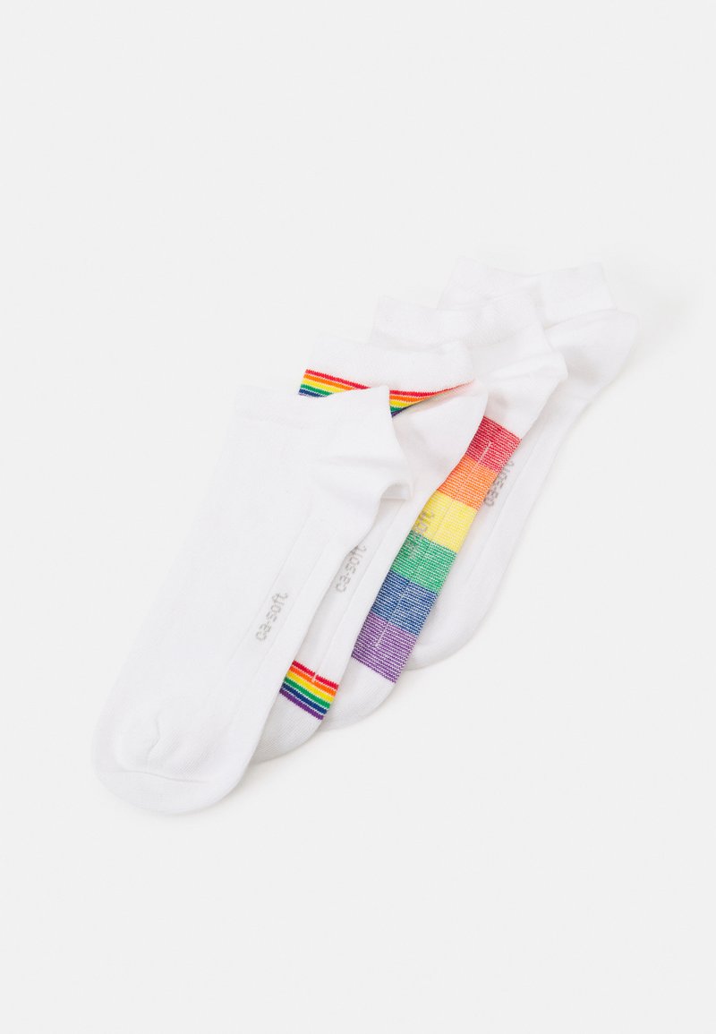 Set di tre calzini bianchi alla caviglia con strisce orizzontali colorate nei colori dell'arcobaleno sui polsini, realizzati in un tessuto morbido, con una leggera texture.