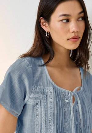 Next, REGULAR FIT - LACE DETAIL SHORT SLEEVE BLOUSE . - Blouse - blue