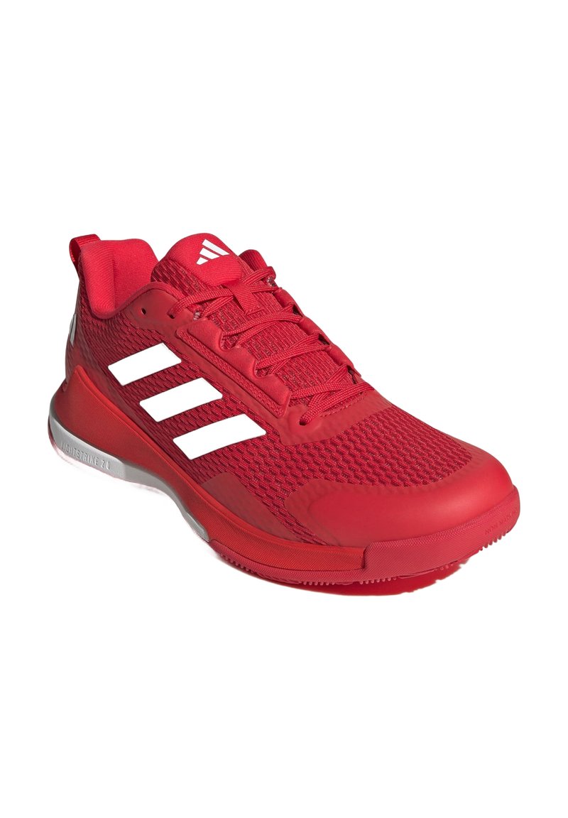Zapatillas deportivas rojas con parte superior de malla, talón reforzado y tres franjas blancas. Presentan una suela texturizada y un collar acolchado para mayor comodidad.