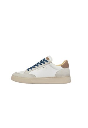 Sneaker bianca basso profilo con suola beige, accenti in pelle scamosciata grigia, lacci blu e dettaglio marrone sul tallone, vista laterale, design minimalista.