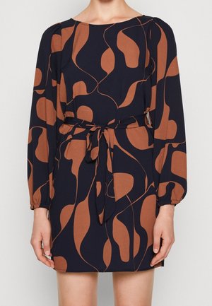 Robe bleu marine à manches longues avec des motifs abstraits en forme de feuilles marron, dotée d'un col rond et d'une ceinture en tissu nouée à la taille.