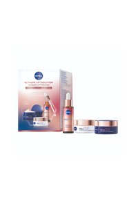 NIVEA Ultimate Lift Solution in einer weißen und blauen Verpackung enthält drei Behälter: eine Tropfflasche, ein Cremetiegel und eine Nachtcreme.