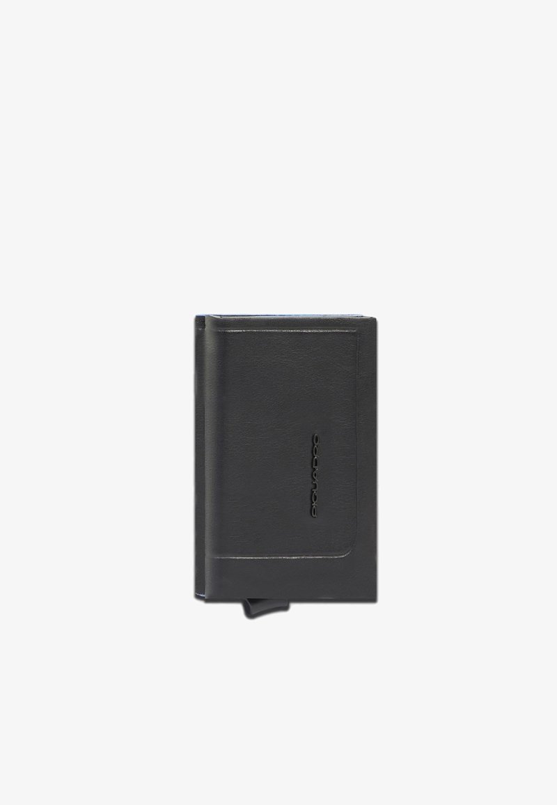 Zwarte leren portemonnee met een gladde textuur, rechthoekige vorm en een zijlabel met logo. Heeft een opvallende overslagsluiting.