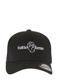 Schwarze Baseballmütze aus Stoff mit einem gebogenen Schirm. Mit weißem gesticktem Text "tutto bene" und einer Handgrafik. Enthält ein Logo-Aufkleber.