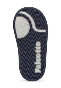 Modrá pryžová podešev obuvi s texturovaným vzorem rybí kosti, s raženými nápisy "Falcotto" a "19" v šedé barvě. Křivkový akcent na špičce.
