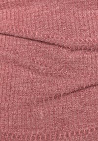 Ribbed knit -kangas pehmeässä, pölyisessä vaaleanpunaisessa värissä, jossa on tekstuuri pinta ja hienovaraisia sävyvaihteluita eri puolilla.