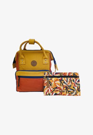 Gelber und orangefarbener rechteckiger Rucksack mit vorderer Reißverschlusstasche und blumig gemustertem Reißverschlussbeutel in passenden Farben.
