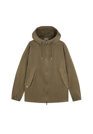 Chaqueta verde oliva con capucha, cierre frontal de cremallera, capucha con cordón ajustable, mangas largas con puños elásticos y dos bolsillos delanteros con solapa y botón.