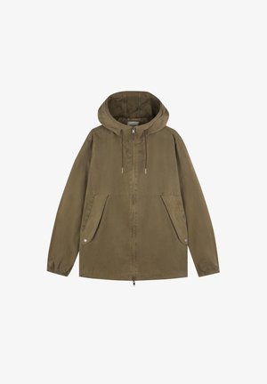 Chaqueta verde oliva con capucha, cierre frontal de cremallera, capucha con cordón ajustable, mangas largas con puños elásticos y dos bolsillos delanteros con solapa y botón.