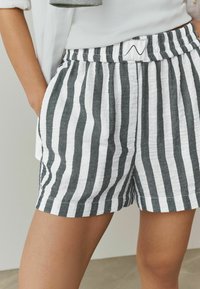 Pantaloncini a righe in misto lino grigio e bianco, con vita elastica e tasche laterali, vestibilità comoda e orlo netto.