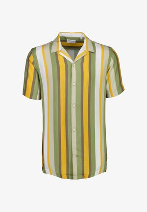 Camisa de manga corta abotonada con rayas verticales verdes, amarillas y blancas, con cuello tipo campamento y dobladillo redondeado. Textura de tela suave.