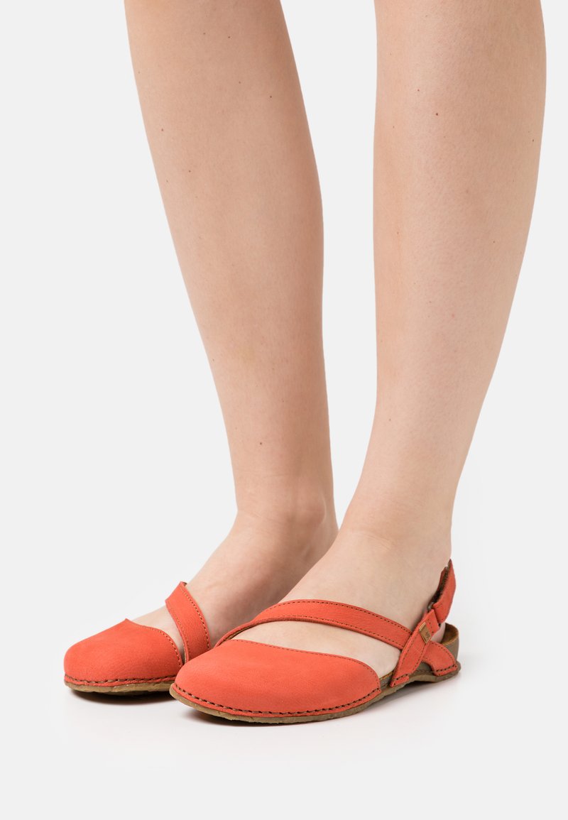 El Naturalista Womens Closed Toe Ballet Flats El Naturalista Womens Closed Toe Ballet Flats