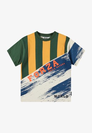 T-shirt multicolore con strisce verdi, gialle e bianche, decorata con un design a pennellata blu. Il testo recita "FORZA DELLA NATURA" in arancione.