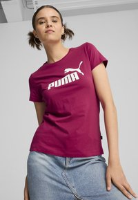 Puma ESSENTIALS LOGO RUNDHALS KURZARM - Camiseta estampada - magenta gleam