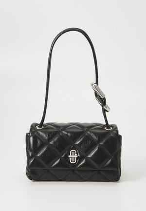 Sac à main noir matelassé de forme rectangulaire, en cuir lisse, avec des accessoires en métal argenté et une poignée supérieure unique.