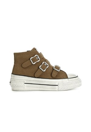 Zapato alto de ante marrón con tres hebillas ajustables de plata, suela de goma blanca y capuchón de punta texturizada. Líneas de acento negro en la base.
