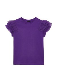 T-shirt in cotone viola con maniche corte, caratterizzato da accentuazioni in tulle a strati e arricciato sulle spalle. Scollatura classica a girocollo, texture liscia.