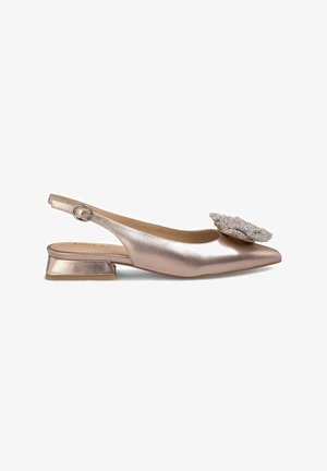 Metalowe różowe złote buty slingback z niskim blokowym obcasem i dekoracyjną kokardą z dżetami na palcach. Gładka tekstura.