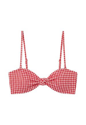 Czerwono-biała góra od bikini w kratkę gingham z regulowanymi cienkimi ramiączkami i detalem węzła z przodu na białym tle.