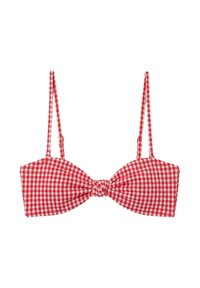 Czerwono-biała góra od bikini w kratkę gingham z regulowanymi cienkimi ramiączkami i detalem węzła z przodu na białym tle.
