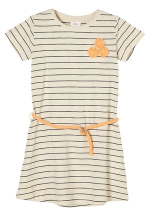 Crèmekleurige jurk met korte mouwen en dunne zwarte horizontale strepen, drie oranje stoffen bloemen op de borst en een oranje gevlochten riem in de taille.