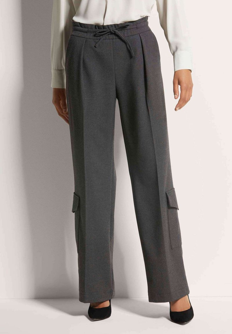 Graue, weit geschnittene Hose mit Falten, elastischem Kordelzugbund und seitlichen Cargotaschen. Weiche Textur mit maßgeschneidertem Finish.