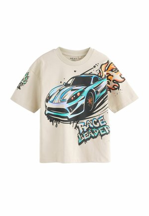 Vaaleanbeige puuvillainen T-paita, jossa on sininen urheiluauto, liekit ja teksti "RACE LEADER" lihavoidulla sinisellä kirjaisulla. Lyhyet hihat.