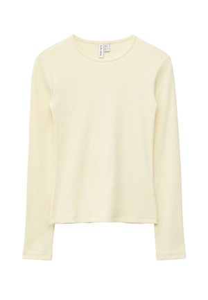 Crème-kleurige, gebreide top met lange mouwen en een ronde halslijn, met een recht boordje, weergegeven tegen een witte achtergrond.
