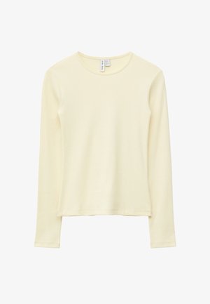 Crème-kleurige, gebreide top met lange mouwen en een ronde halslijn, met een recht boordje, weergegeven tegen een witte achtergrond.