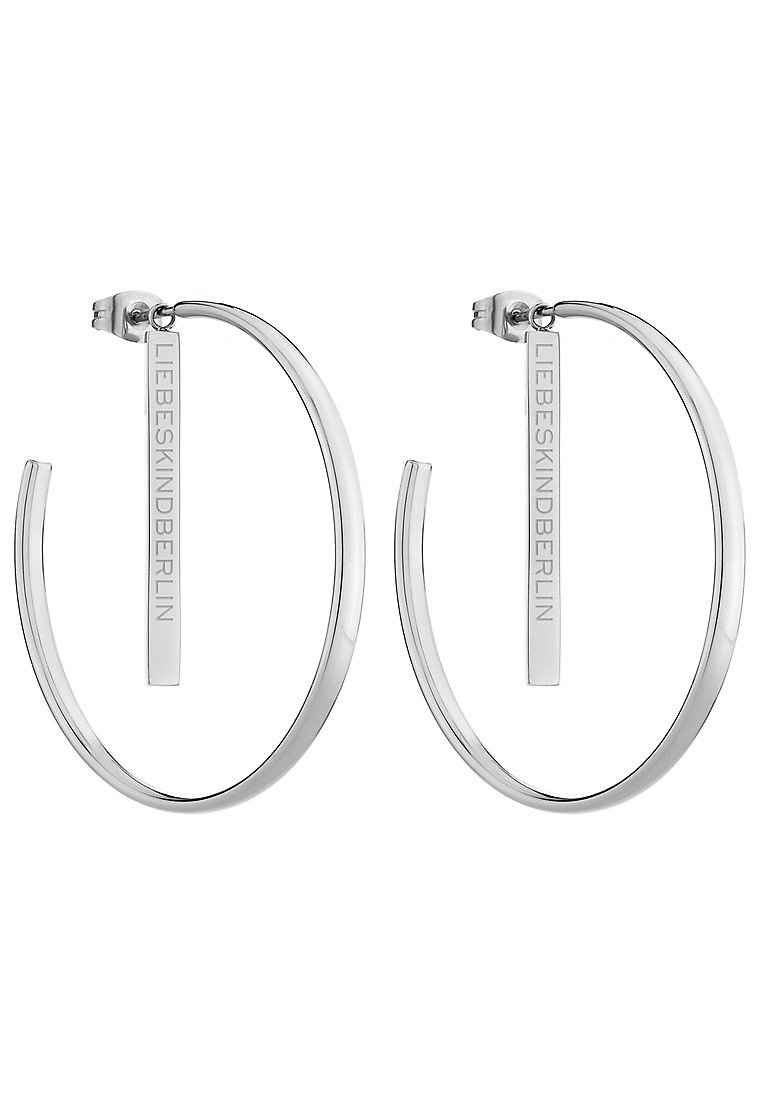 Boucles d'oreilles en argent en forme d'anneau, dotées d'un design lisse et arrondi, ornées d'une étiquette verticale gravée "LIEBESKIND."