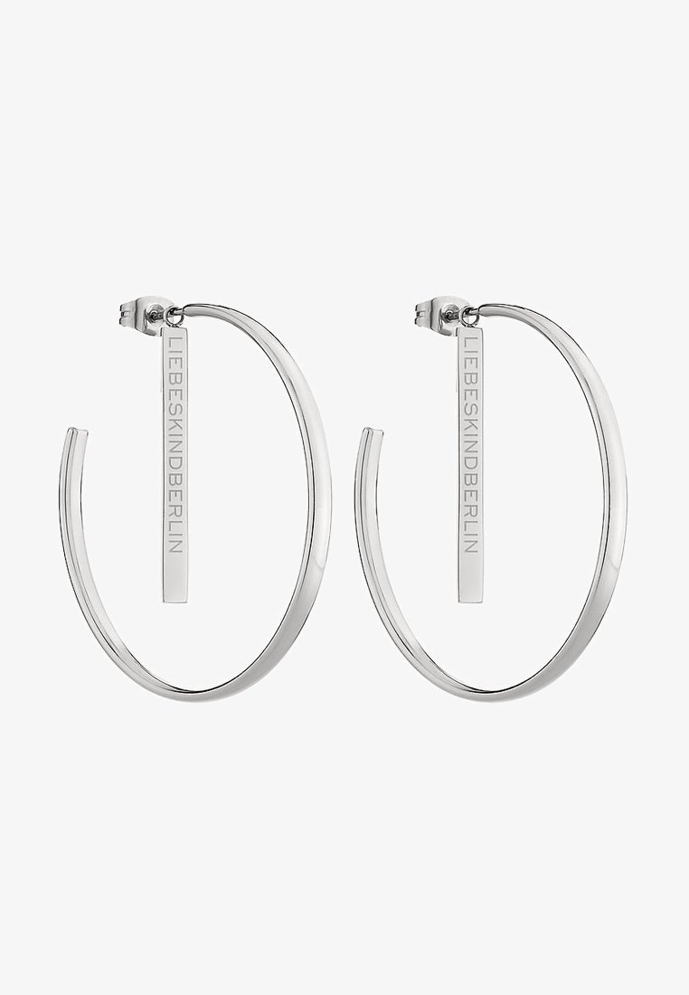 Zilveren hoepeloorbellen met een glad, rond ontwerp, versierd met een verticale tag gegraveerd met "LIEBESKIND."