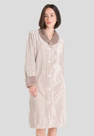 Ropa de baño de color beige claro con patrón de espiga, textura suave, cuello y puños de felpa. Cuenta con un cierre de botón y un diseño hasta la rodilla.