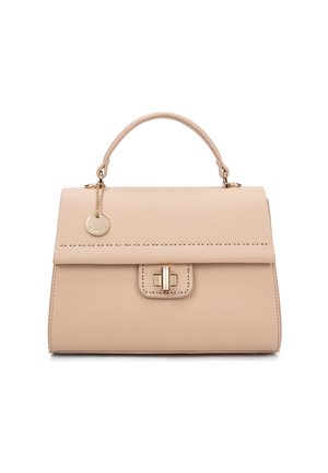 Sac à main en cuir beige avec un design structuré, une poignée supérieure, des garnitures dorées, une fermeture à rabat et des coutures décoratives. Équipé d'un charme.
