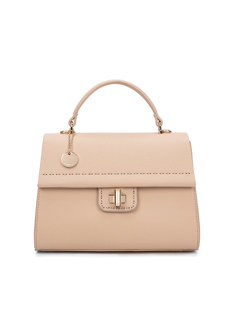 Borsa in pelle beige con un design strutturato, manico superiore, hardware color oro, chiusura a patta e cuciture decorative. Presenta un ciondolo.