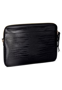 Zwarte clutch van krokodillen-geëmboste leer met een ritssluiting, voorzien van een gladde textuur en accenten van goudkleurige hardware.