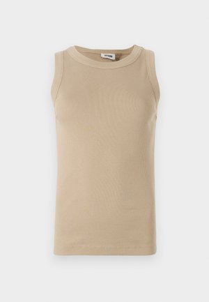 Beige ærmeløs top lavet af ribbet stof med rund hals, der har tonale stikninger og en tætsiddende design.